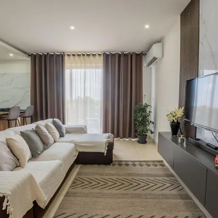 Luxurious Apartment *